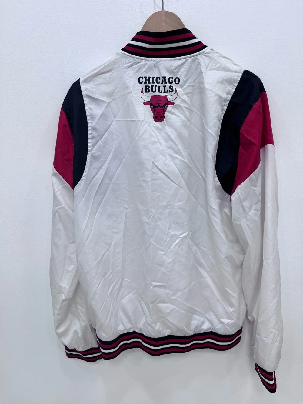 Vintage windbreaker chicago bulls Sz LG NBA Jacket